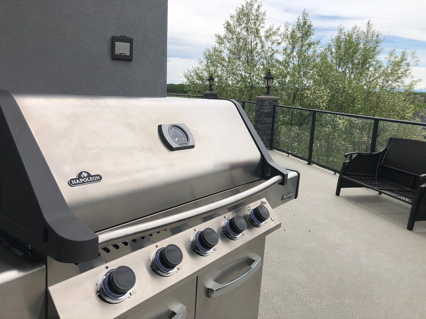 Napoleon P665 Stainless Steel Grill - Natural Gas | Lots of space for lots of food, this grill is the ultimate tool to big cookouts this summer | Barbecues Galore: Burlington, Oakville, Etobicoke & Calgary