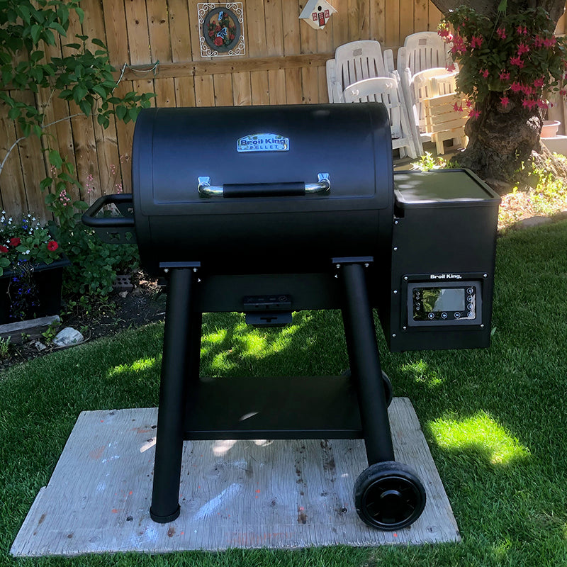 https://barbecuesgalore.ca/cdn/shop/products/BKCrownPellet400Lifestyle800x800_1445x.jpg?v=1656977087