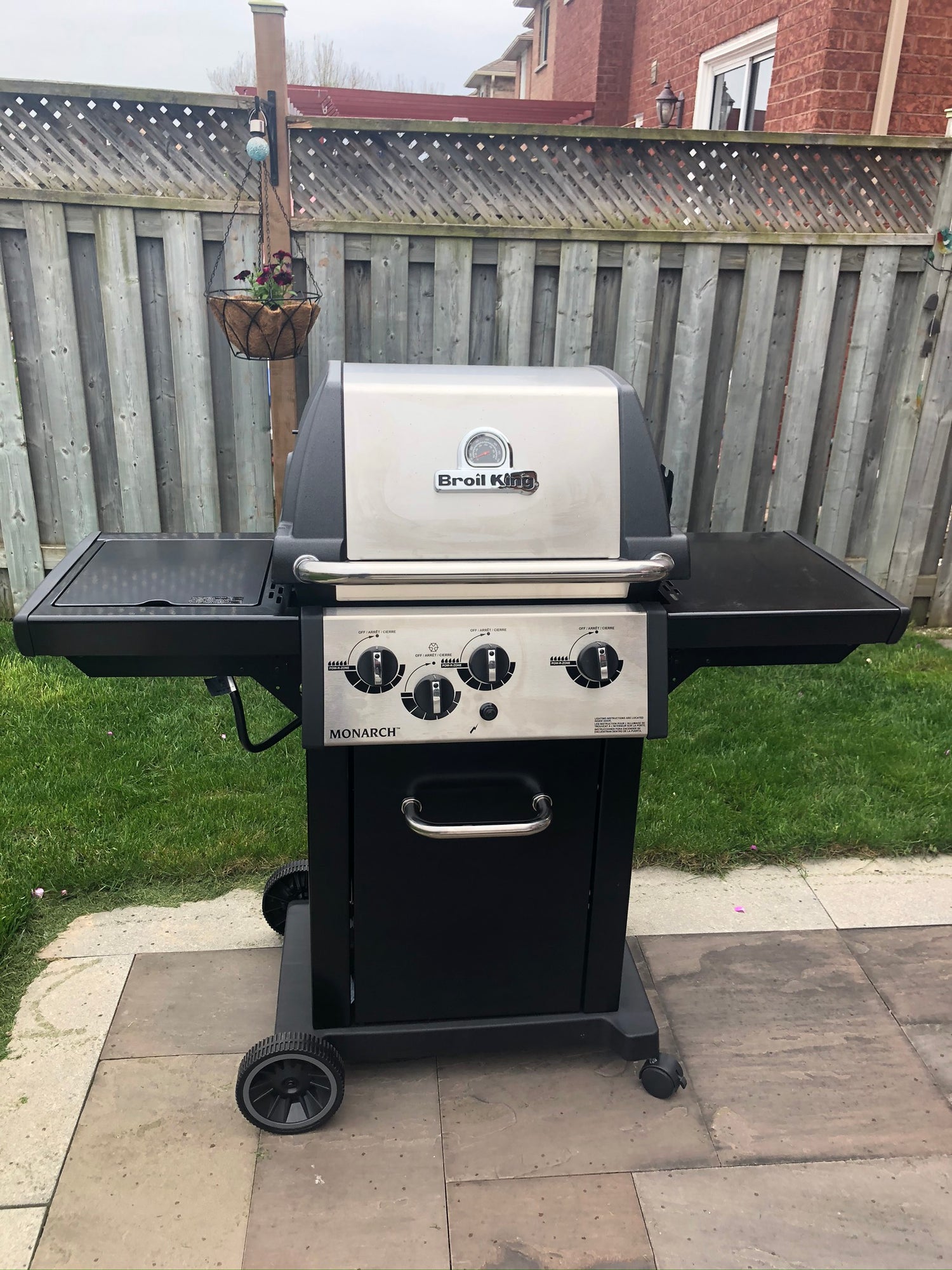 Broil King Monarch 340 - Natural Gas | If you're looking for great value and bang for your buck, you've come to the right place.  Let us help you get your grill set up this summer. Barbecues Galore: Burlington, Oakville, Etobicoke & Calgary