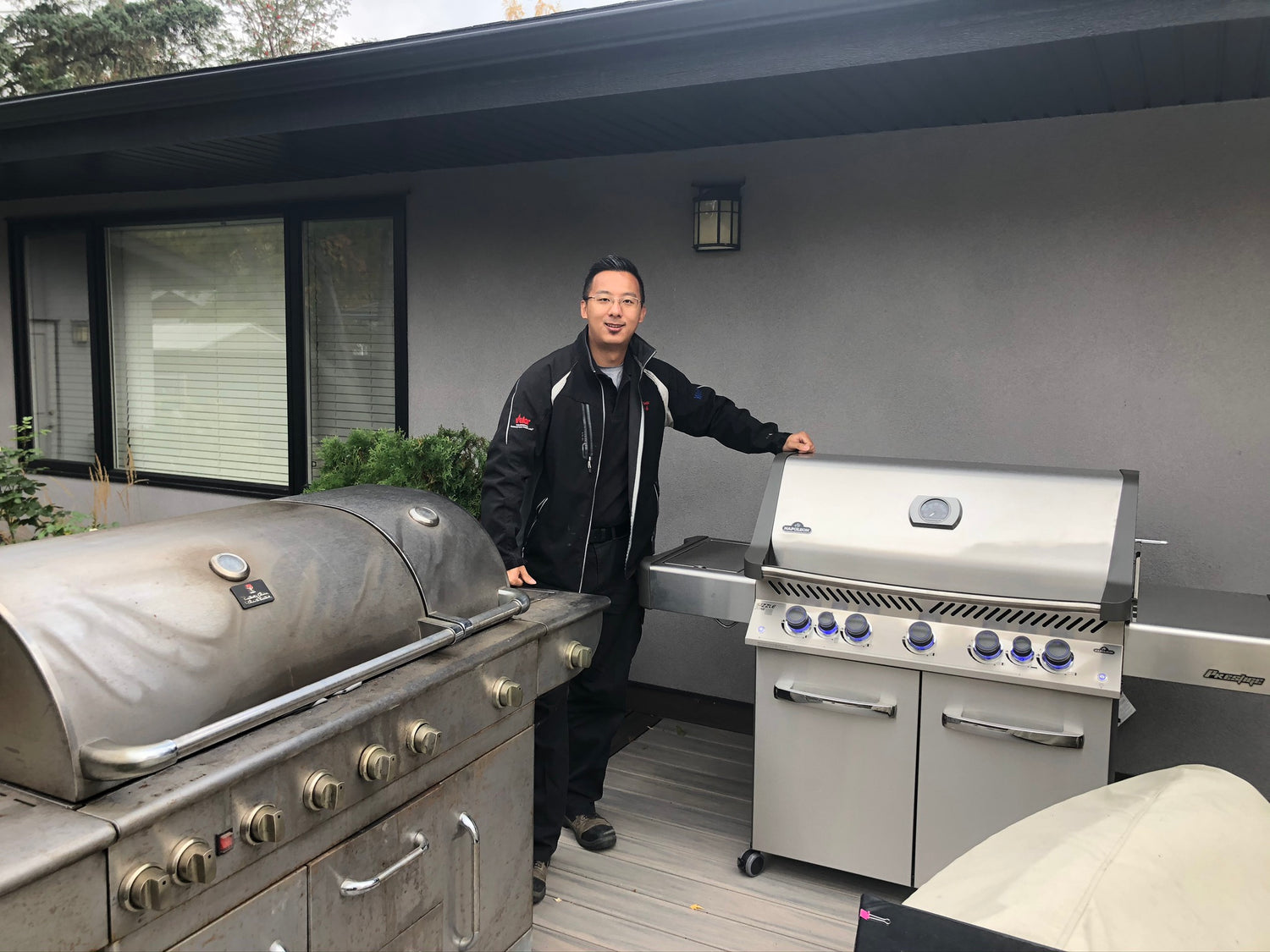 Napoleon Prestige P665RSIB - Natural Gas | The ultimate party bbq for all your summer grilling. Five main burners, SIZZLE ZONE infrared side burner and infrared rear rotisserie burner | Shop Barbecues Galore in Oakville, Burlington and Etobicoke, ON and in Calgary, AB