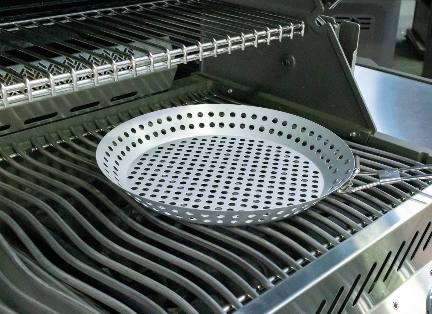 Big Boy Toss & Shake: Round Grill Topper with Foldable Handle