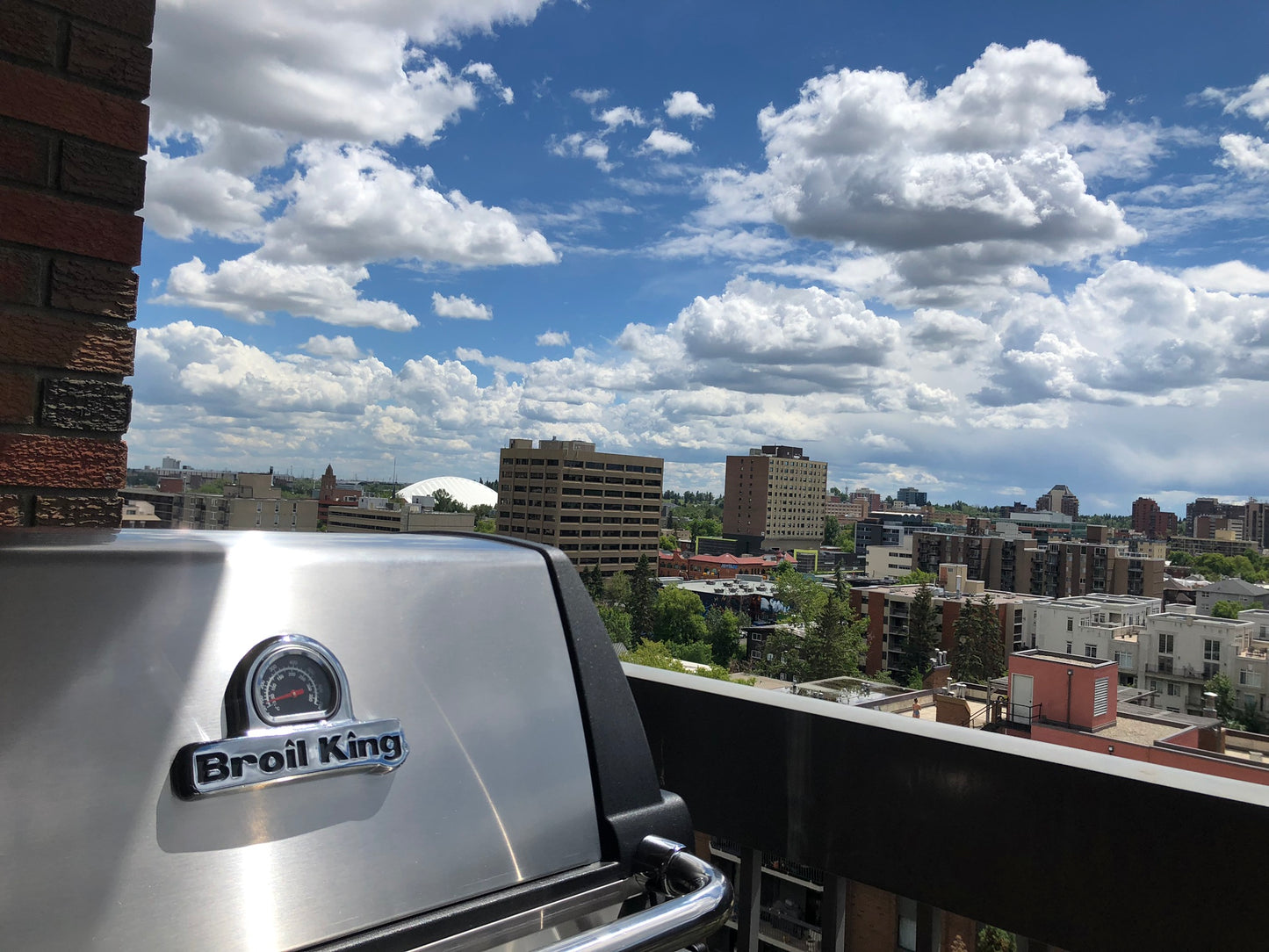 Grill This Summer With The Broil King Monarch 320 - Natural Gas | Barbecues Galore: Burlington, Oakville, Etobicoke & Calgary