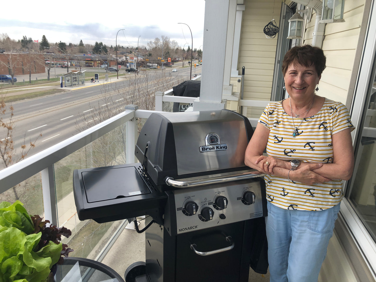 Broil King Monarch 340 - Natural Gas | If you're looking for great value and bang for your buck, you've come to the right place.  Let us help you get your grill set up this summer. Barbecues Galore: Burlington, Oakville, Etobicoke & Calgary