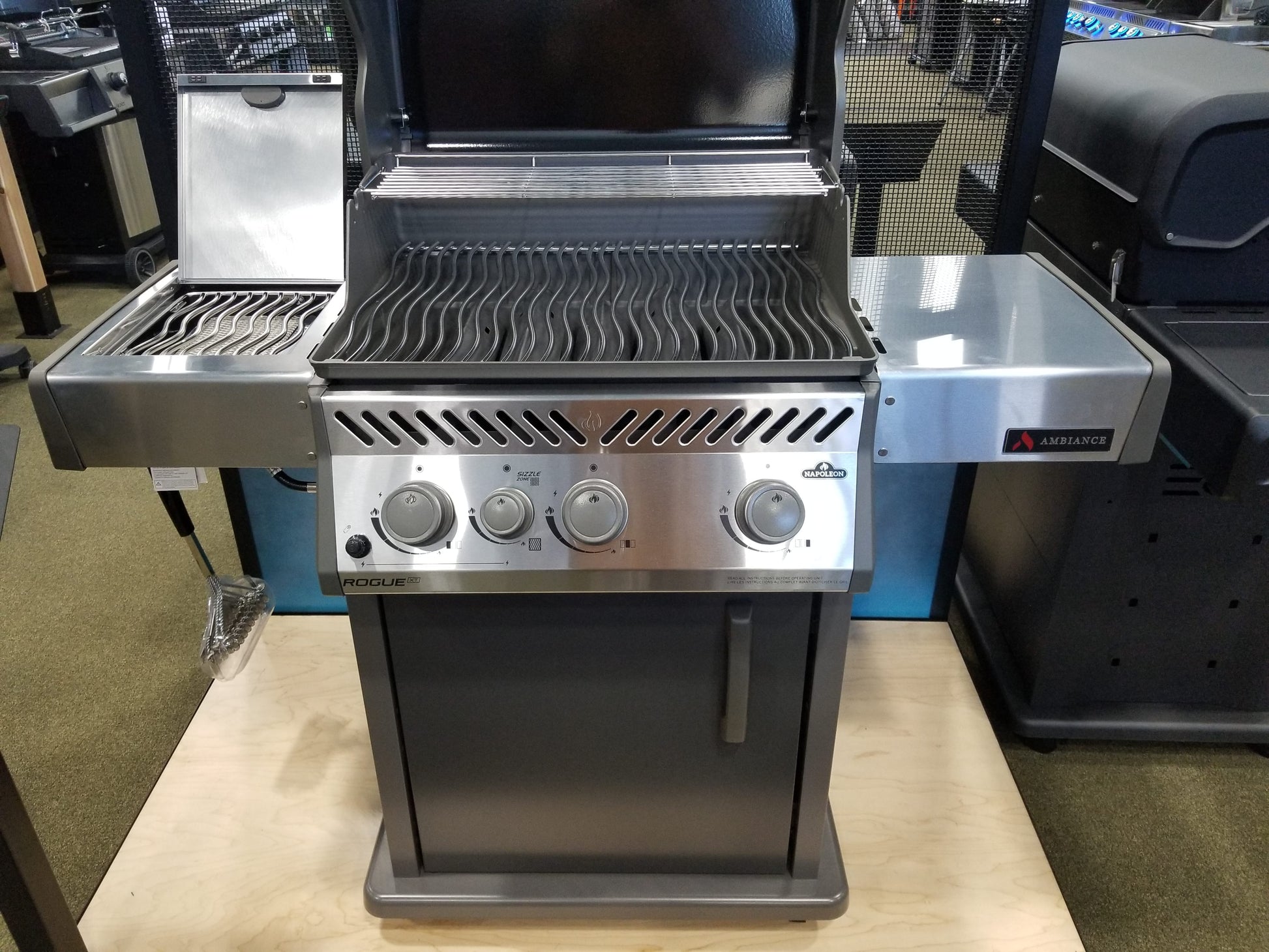 Napoleon Outdoor Cooking > Gas Grills > BBQs Napoleon Rogue 425 Ambiance Special Edition