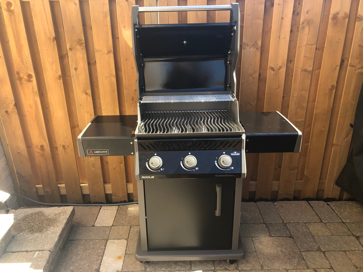 Napoleon Outdoor Cooking > Gas Grills > BBQs Napoleon Rogue 425 Ambiance Special Edition